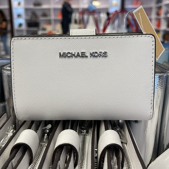 Michael Kors Medium Saffiano Leather Bifold Wallet
Optic White
NWT - Picture 12 of 16